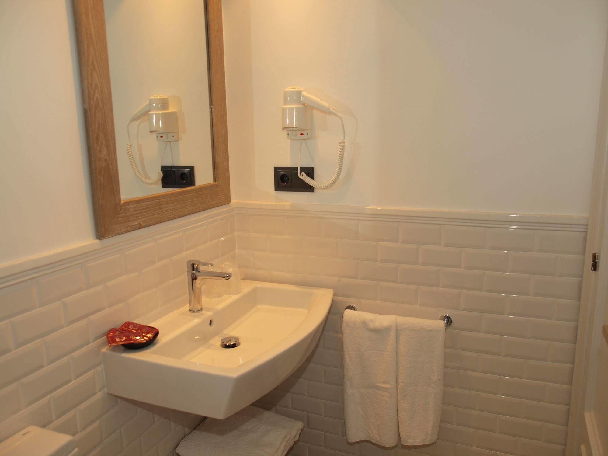 Hostal Portofino Arenys de Mar ภายนอก รูปภาพ